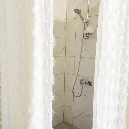 Macrahouse شقة